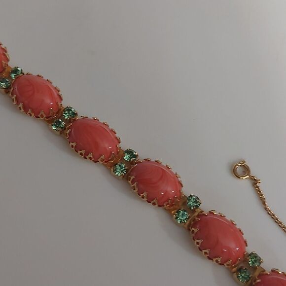 Hattie Carnegie Marbled Lucite Cabochon and Peridot Green Stones Link Bracelet - Picture 5 of 11